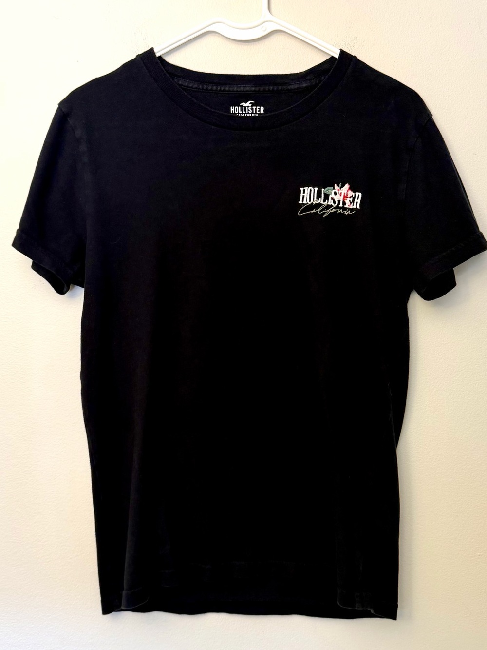 Hollister Men’s Black Short-Sleeve Tee Floral with Small Chest Logo XS